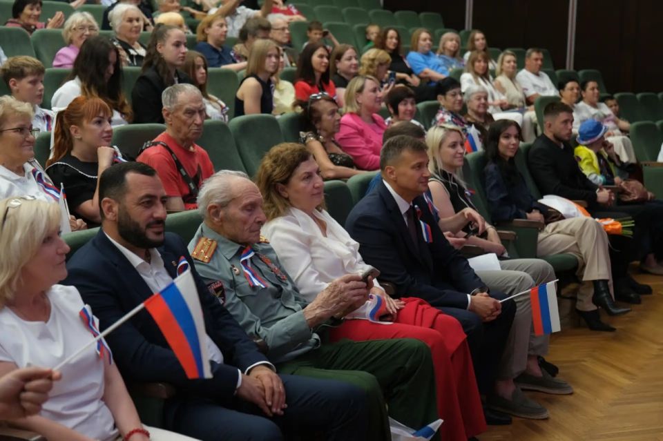 В канун Дня России в администрации Ялты чествовали лучших из лучших! В канун Дня России в администрации Ялты чествовали лучших из лучших!
