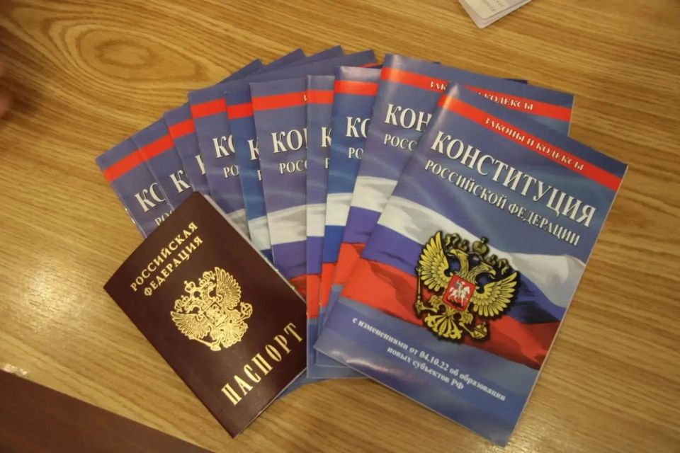 Торжественная церемония вручения первых паспортов гражданам Российской Федерации в честь Дня России Торжественная церемония вручения первых паспортов гражданам Российской Федерации в честь Дня России