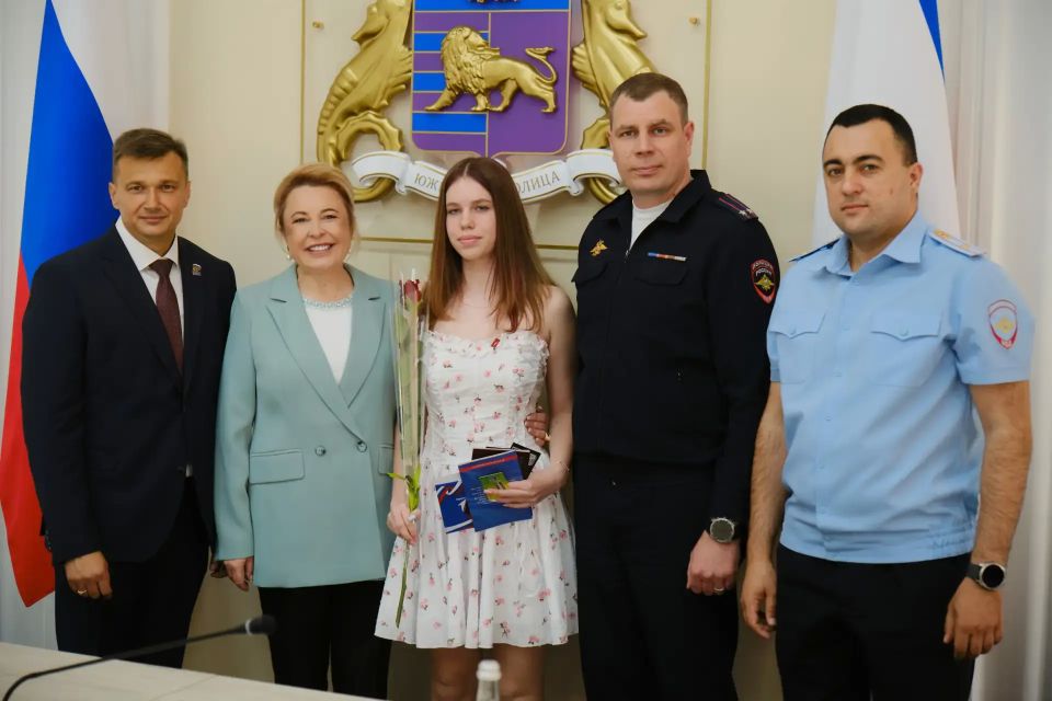 Янина Павленко: В преддверии Дня России вместе с Председателем Ялтинского городского совета Константином Шимановским и начальником УМВД России «Ялтинское», подполковником полиции Александром Злобиным традиционно вручили... Янина Павленко: В преддверии Дня России вместе с Председателем Ялтинского городского совета Константином Шимановским и начальником УМВД России «Ялтинское», подполковником полиции Александром Злобиным традиционно вручили...