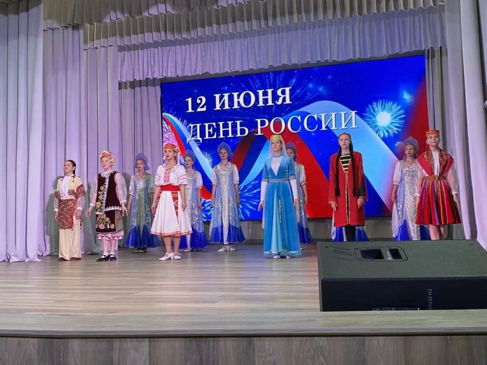 Александр Соколовский: В районом Доме культуры состоялся праздничный концерт для выпускников ансамбля танца «Школьные годы» и их родителей Александр Соколовский: В районом Доме культуры состоялся праздничный концерт для выпускников ансамбля танца «Школьные годы» и их родителей