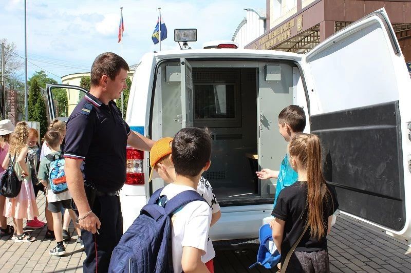В преддверии Дня России школьники провели один день с транспортной полицией Крыма В преддверии Дня России школьники провели один день с транспортной полицией Крыма