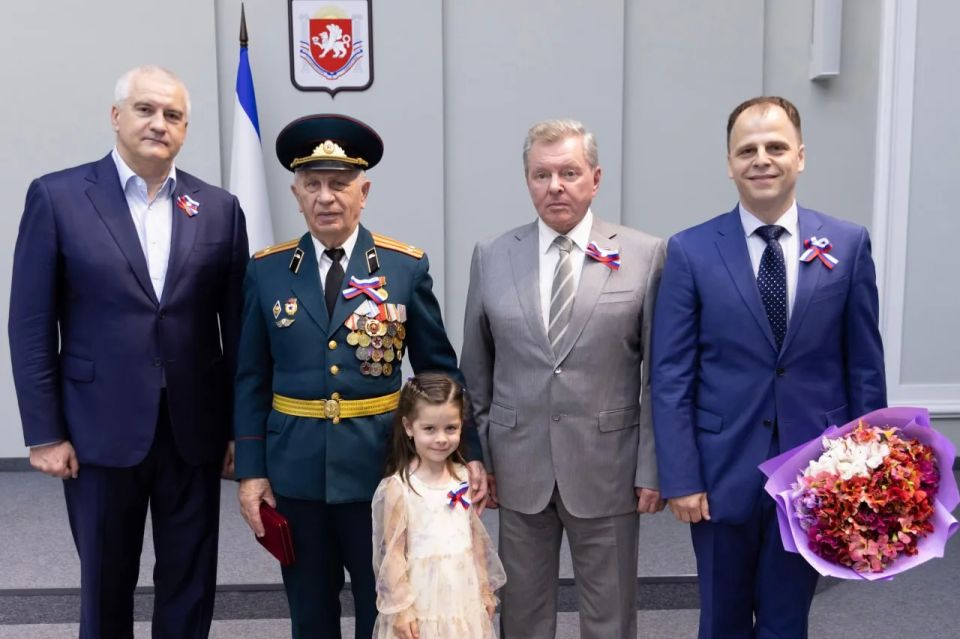 Крымчанам вручили награды в преддверии Дня России Крымчанам вручили награды в преддверии Дня России