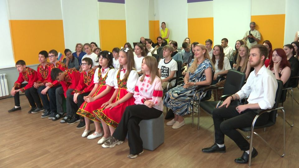 Молодые таланты. В молодёжном центре «Чехов» в преддверии Дня России состоялся творческий квартирник Молодые таланты. В молодёжном центре «Чехов» в преддверии Дня России состоялся творческий квартирник