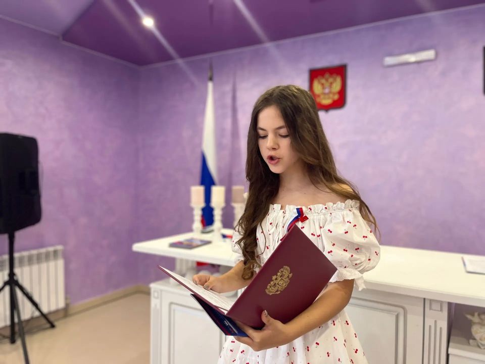 В преддверии Дня России в Советском отделе ЗАГС развернулось яркое торжество — юным жителям района с особой теплотой вручили паспорта! В преддверии Дня России в Советском отделе ЗАГС развернулось яркое торжество — юным жителям района с особой теплотой вручили паспорта!