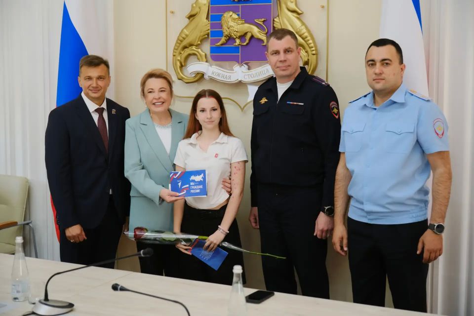 Янина Павленко: В преддверии Дня России вместе с Председателем Ялтинского городского совета Константином Шимановским и начальником УМВД России «Ялтинское», подполковником полиции Александром Злобиным традиционно вручили... Янина Павленко: В преддверии Дня России вместе с Председателем Ялтинского городского совета Константином Шимановским и начальником УМВД России «Ялтинское», подполковником полиции Александром Злобиным традиционно вручили...