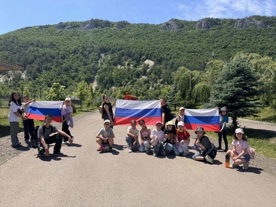 В преддверии государственного праздника — Дня России — в пришкольных лагерях Симферопольского района прошли масштабные и увлекательные мероприятия, посвящённые любви к родной стране, её истории и культурному наследию В преддверии государственного праздника — Дня России — в пришкольных лагерях Симферопольского района прошли масштабные и увлекательные мероприятия, посвящённые любви к родной стране, её истории и культурному наследию
