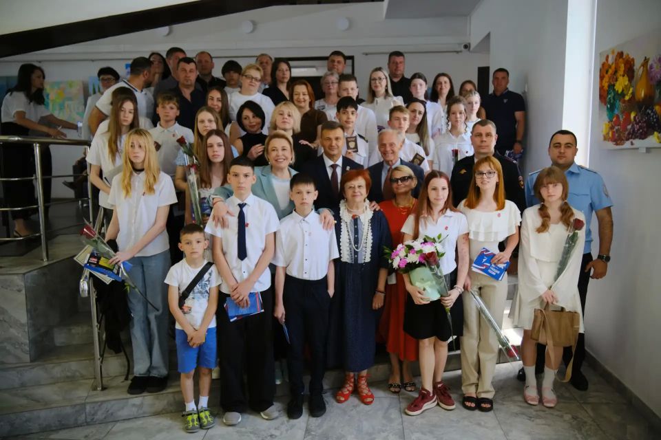 Янина Павленко: В преддверии Дня России вместе с Председателем Ялтинского городского совета Константином Шимановским и начальником УМВД России «Ялтинское», подполковником полиции Александром Злобиным традиционно вручили...