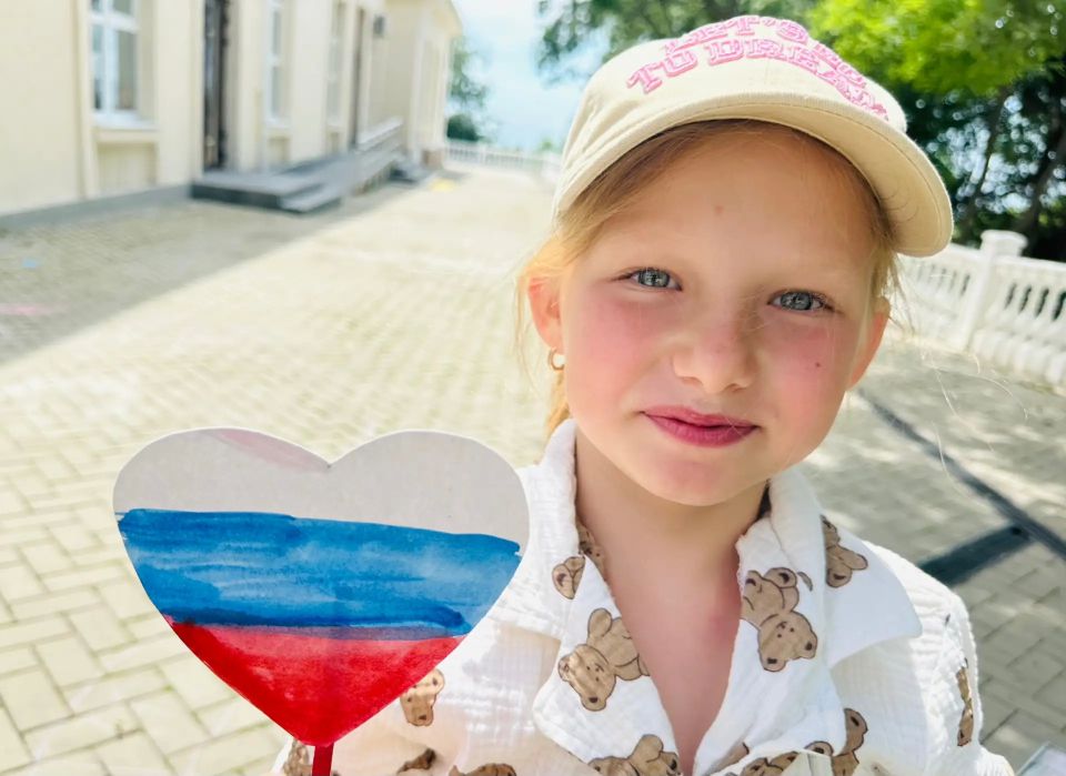 Родина в красках. Юные художники из студии изобразительного творчества «Живопись в Форосе» Форосского поселкового клуба готовятся праздновать один из главных государственных праздников страны – День России Талантливые...