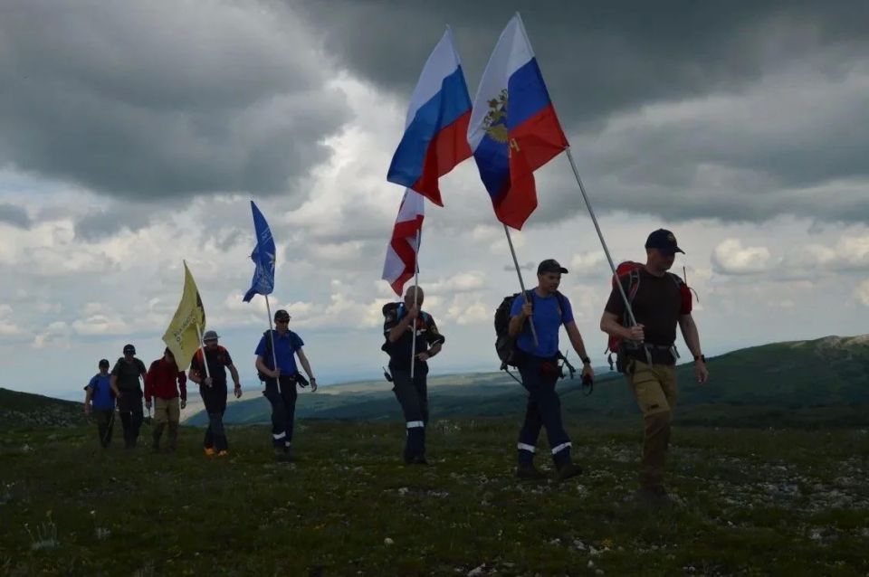 Флаг России развевается на вершине Северной Демерджи Флаг России развевается на вершине Северной Демерджи