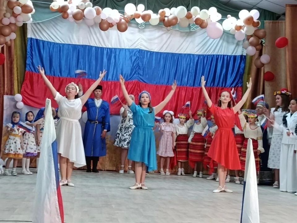 12 июня вся страна празднует День России 12 июня вся страна празднует День России