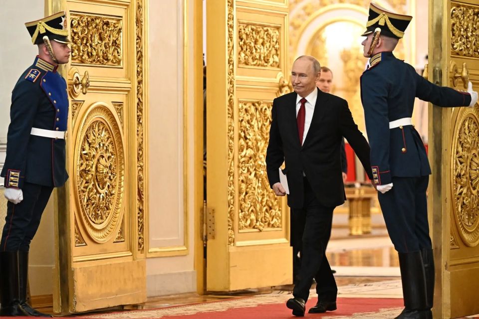 Владимир Константинов: На торжественном мероприятии, приуроченном ко Дню России, Президент Владимир Путин вручил золотую медаль «Герой труда Российской Федерации» депутату Государственного Совета Республики Крым, директору...