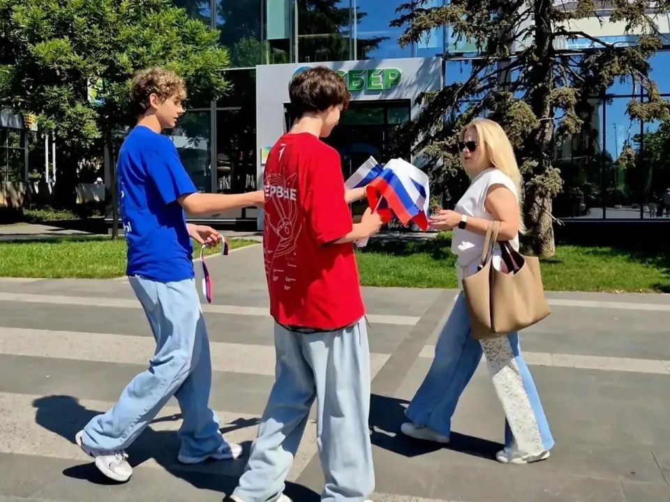 Красный, синий, белый – цвета единства всей страны! Красный, синий, белый – цвета единства всей страны!