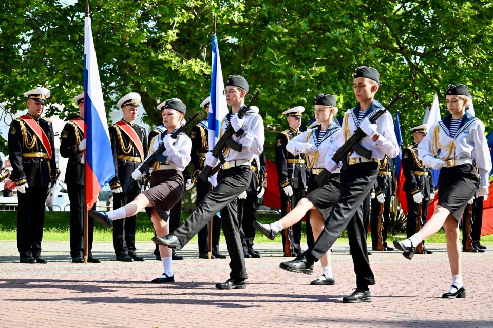 Владимир Немцев: Сегодня, в День России, по сложившейся традиции возложили венок и цветы к Мемориалу героической обороны Севастополя 1941–1942 годов Владимир Немцев: Сегодня, в День России, по сложившейся традиции возложили венок и цветы к Мемориалу героической обороны Севастополя 1941–1942 годов