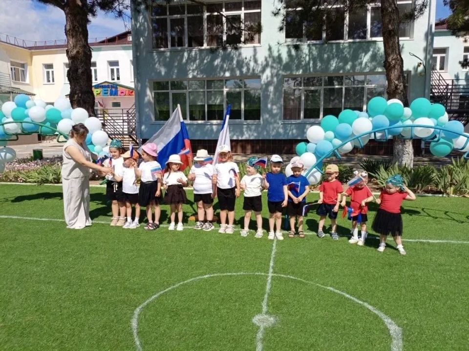 Антон Кравец: #ГодДошколногоОбразования. В преддверии государственного праздника — Дня России — в детском саду с.Ивановка состоялось торжественное и весёлое мероприятие Антон Кравец: #ГодДошколногоОбразования. В преддверии государственного праздника — Дня России — в детском саду с.Ивановка состоялось торжественное и весёлое мероприятие