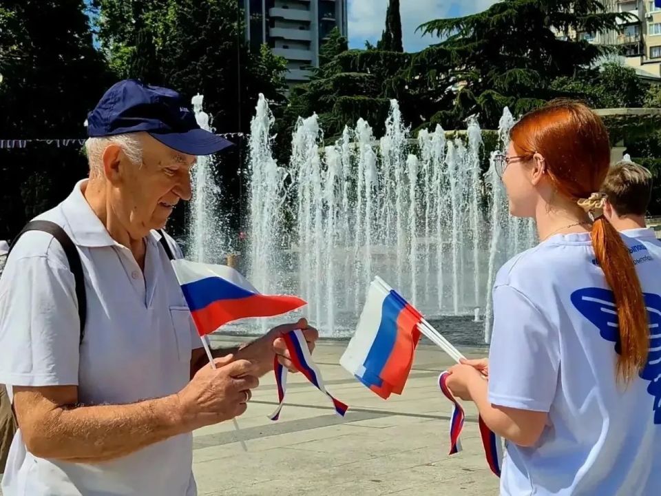 Красный, синий, белый – цвета единства всей страны!