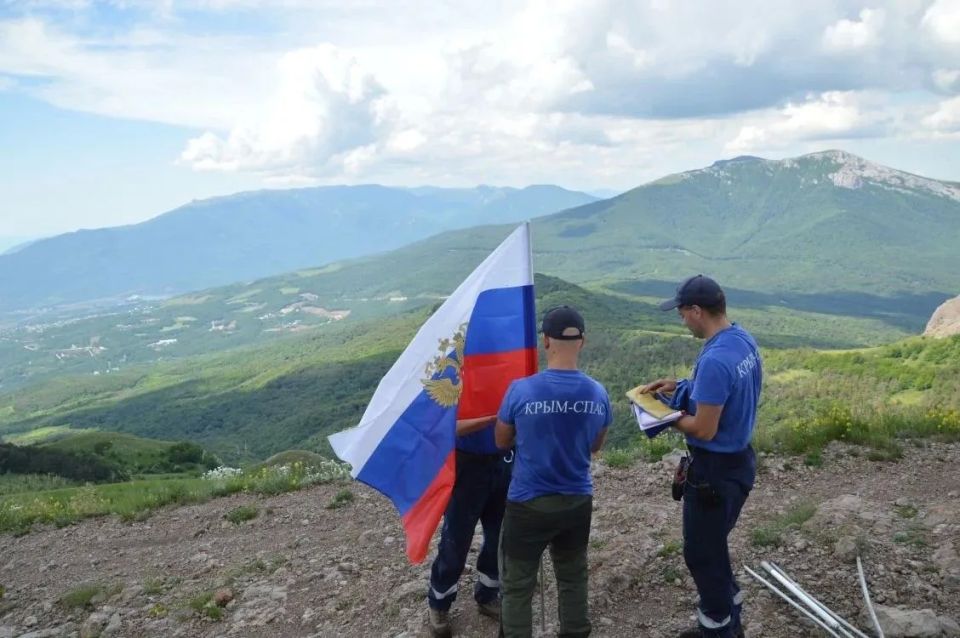 Флаг России развевается на вершине Северной Демерджи Флаг России развевается на вершине Северной Демерджи