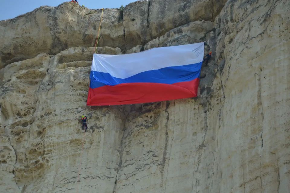 Поздравление министра чрезвычайных ситуаций Республики Крым Алексея Ерёменко с Днём России Поздравление министра чрезвычайных ситуаций Республики Крым Алексея Ерёменко с Днём России