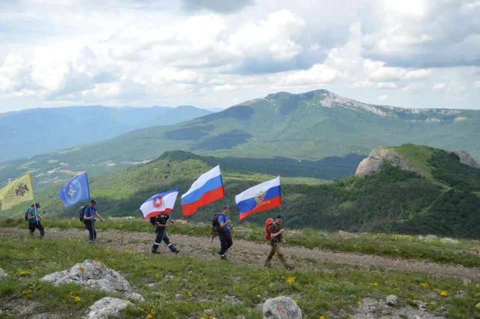 Флаг России развевается на вершине Северной Демерджи