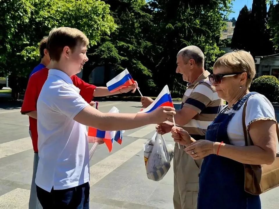 Красный, синий, белый – цвета единства всей страны! Красный, синий, белый – цвета единства всей страны!