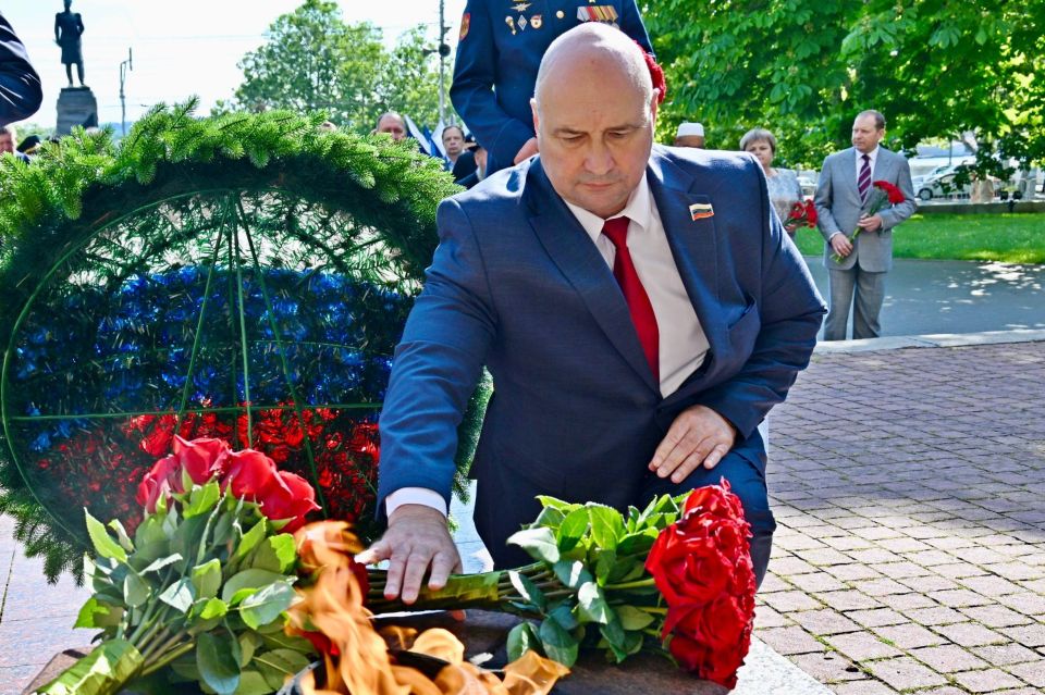 Владимир Немцев: Сегодня, в День России, по сложившейся традиции возложили венок и цветы к Мемориалу героической обороны Севастополя 1941–1942 годов Владимир Немцев: Сегодня, в День России, по сложившейся традиции возложили венок и цветы к Мемориалу героической обороны Севастополя 1941–1942 годов