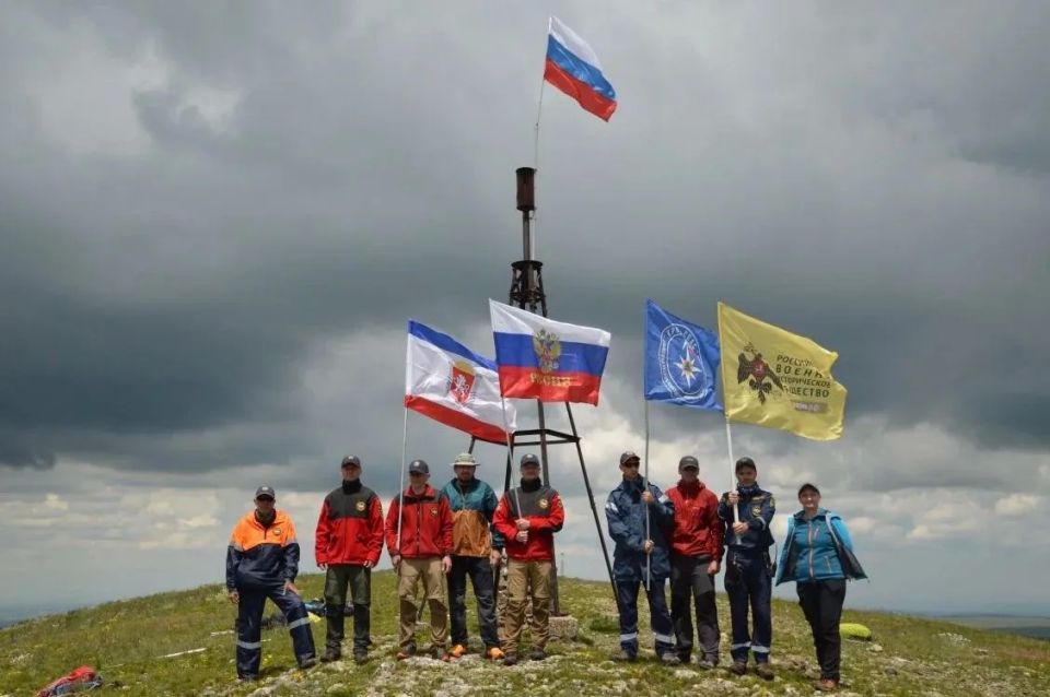 Флаг России развевается на вершине Северной Демерджи Флаг России развевается на вершине Северной Демерджи