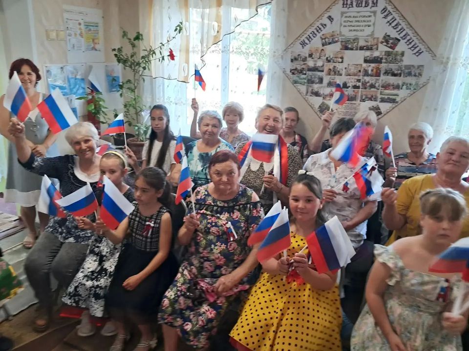 12 июня вся страна празднует День России 12 июня вся страна празднует День России