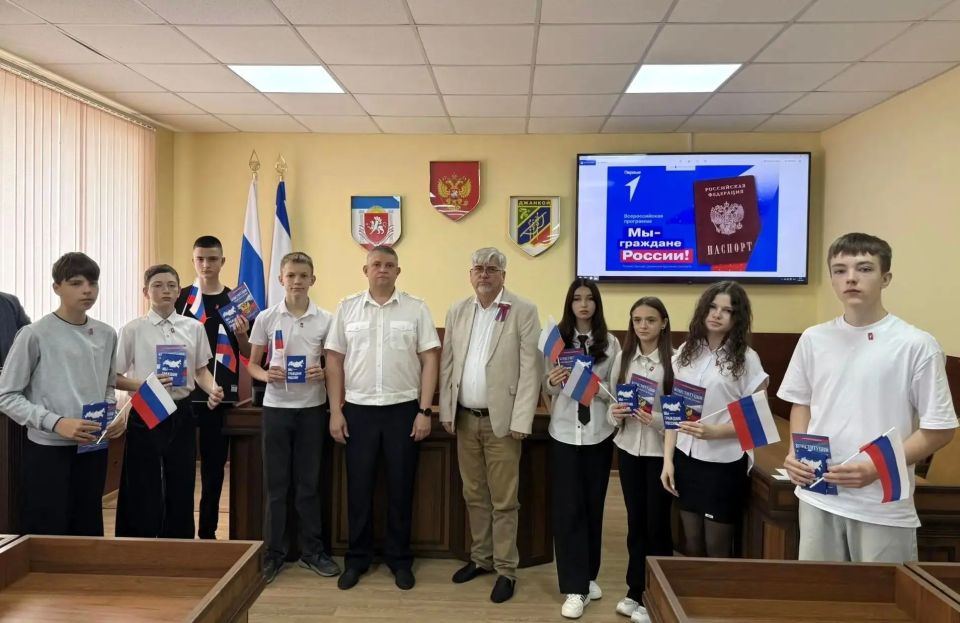 В преддверии Дня России в городе Джанкой состоялось торжественное вручение первых паспортов юным жителям