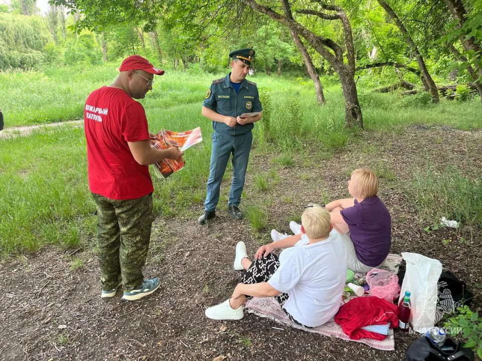 В Симферополе сотрудники МЧС России совместно с администрацией города патрулируют лесные массивы В Симферополе сотрудники МЧС России совместно с администрацией города патрулируют лесные массивы