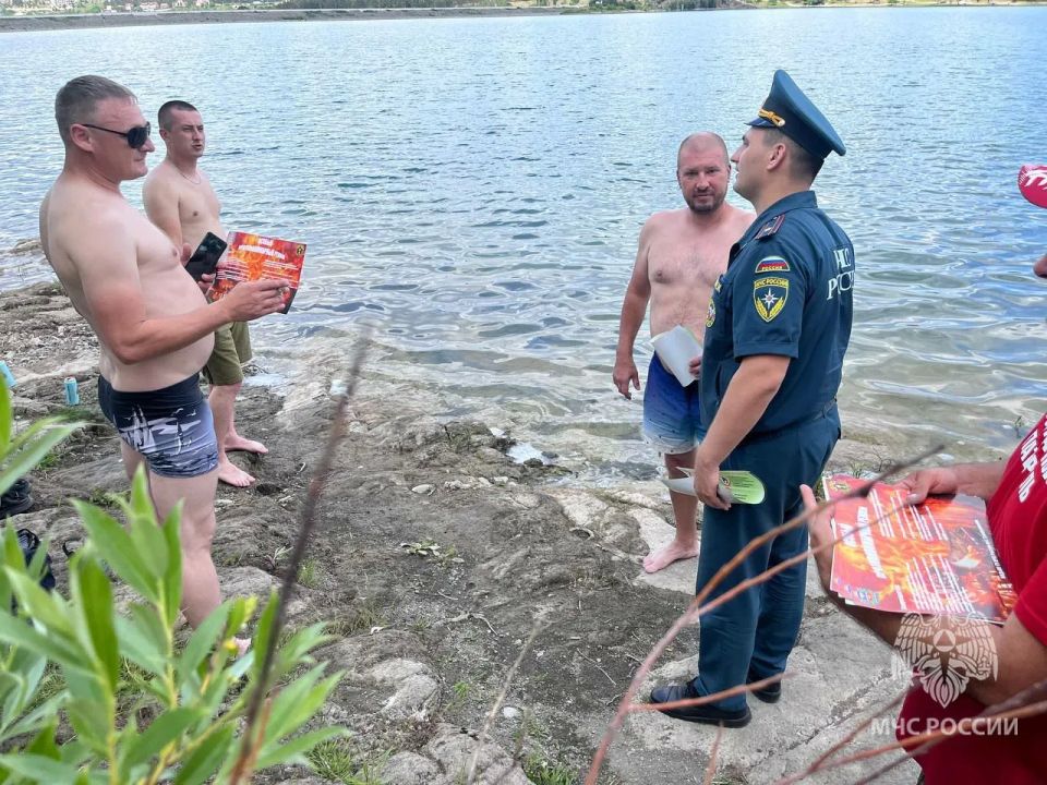 В Симферополе сотрудники МЧС России совместно с администрацией города патрулируют лесные массивы В Симферополе сотрудники МЧС России совместно с администрацией города патрулируют лесные массивы