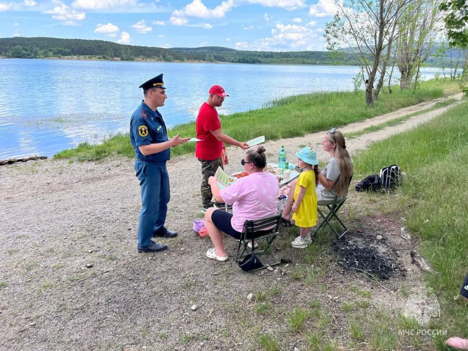 В Симферополе сотрудники МЧС России совместно с администрацией города патрулируют лесные массивы В Симферополе сотрудники МЧС России совместно с администрацией города патрулируют лесные массивы