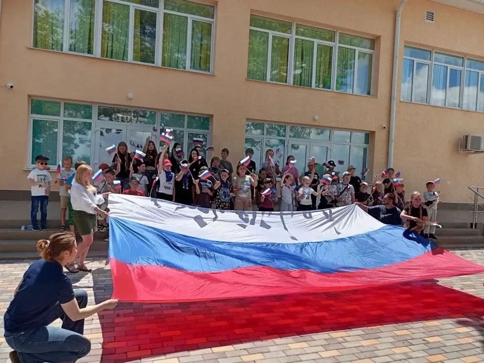 В Джанкойском районе в лагерях с дневным пребыванием детей прошли мероприятия, посвящённые Дню России В Джанкойском районе в лагерях с дневным пребыванием детей прошли мероприятия, посвящённые Дню России