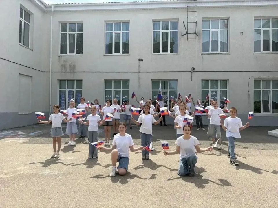 В Джанкойском районе в лагерях с дневным пребыванием детей прошли мероприятия, посвящённые Дню России В Джанкойском районе в лагерях с дневным пребыванием детей прошли мероприятия, посвящённые Дню России