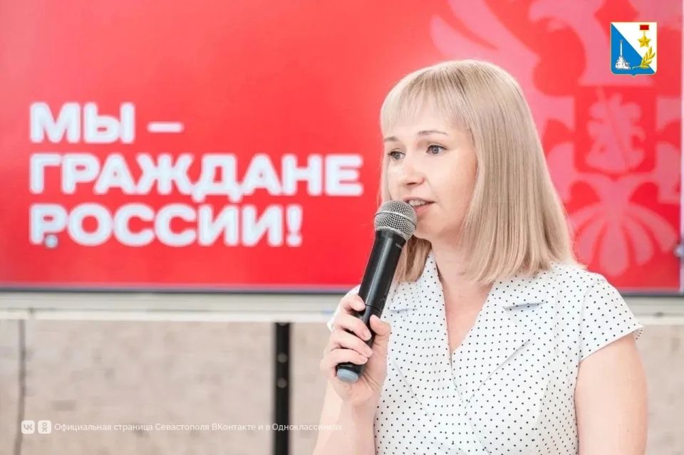 В День города 21 севастопольский школьник получил первый паспорт в торжественной обстановке В День города 21 севастопольский школьник получил первый паспорт в торжественной обстановке