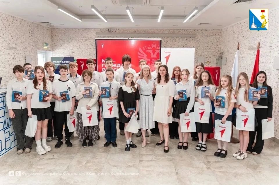 В День города 21 севастопольский школьник получил первый паспорт в торжественной обстановке