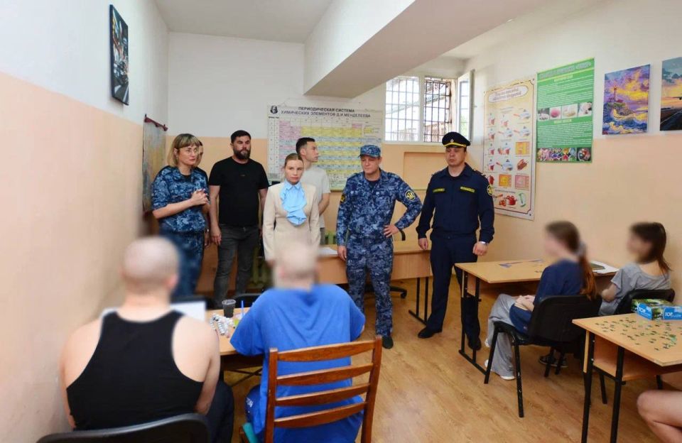 Шериф Османов: В рамках реализации социальновоспитательных инициатив вместе с министром Ольгой Торубаровой посетили несовершеннолетних подозреваемых и обвиняемых в Следственном изоляторе № 1 УФСИН России по Республике Крым и... Шериф Османов: В рамках реализации социальновоспитательных инициатив вместе с министром Ольгой Торубаровой посетили несовершеннолетних подозреваемых и обвиняемых в Следственном изоляторе № 1 УФСИН России по Республике Крым и...