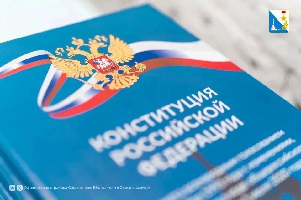В День города 21 севастопольский школьник получил первый паспорт в торжественной обстановке В День города 21 севастопольский школьник получил первый паспорт в торжественной обстановке
