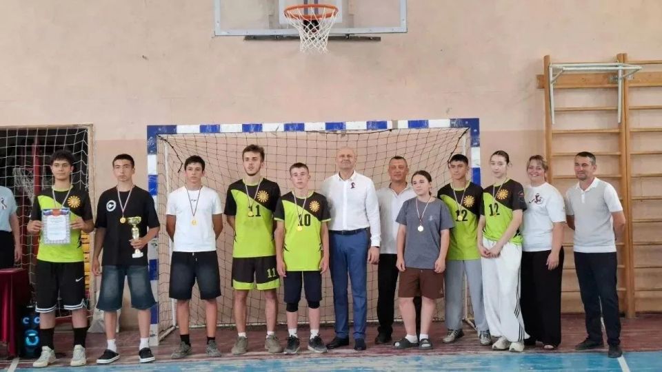 Спортивный триумф под флагом единства: волейбольный турнир ко Дню России Спортивный триумф под флагом единства: волейбольный турнир ко Дню России