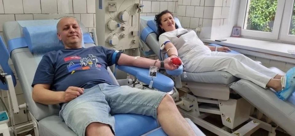 111 поводов для гордости. В честь Дня России в Ялтинском Центре крови прошла патриотическая донорская акция «За Россию!», объединившая 111 активных и неравнодушных горожан 111 поводов для гордости. В честь Дня России в Ялтинском Центре крови прошла патриотическая донорская акция «За Россию!», объединившая 111 активных и неравнодушных горожан