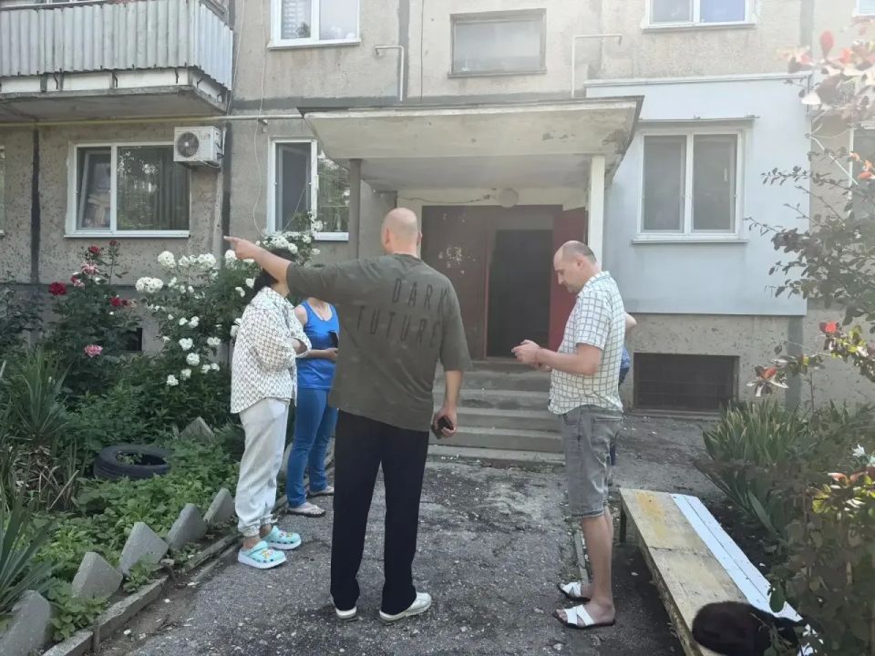 И. о. главы администрации Керчи Иван Кошель провел выездную встречу с жителями дома № 31 по ул. Олега Кошевого. После сильного ливня произошло подтопление подъезда и нескольких квартир И. о. главы администрации Керчи Иван Кошель провел выездную встречу с жителями дома № 31 по ул. Олега Кошевого. После сильного ливня произошло подтопление подъезда и нескольких квартир