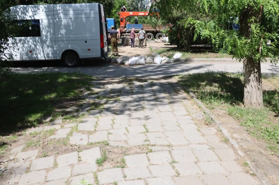 Иван Кошель: Сотрудники Службы городского хозяйства приступили к ремонту пешеходной дорожки вдоль ул. Еременко. Работы начаты по обращениям жителей — в первую очередь восстановим оживленный и один из самых опасных участков в... Иван Кошель: Сотрудники Службы городского хозяйства приступили к ремонту пешеходной дорожки вдоль ул. Еременко. Работы начаты по обращениям жителей — в первую очередь восстановим оживленный и один из самых опасных участков в...