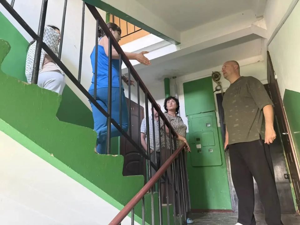 Иван Кошель: Встретился с жителями дома 31 по ул.Олега Кошевого. Вчера, после сильного ливня, прошло подтопление подъезда и нескольких квартир Иван Кошель: Встретился с жителями дома 31 по ул.Олега Кошевого. Вчера, после сильного ливня, прошло подтопление подъезда и нескольких квартир