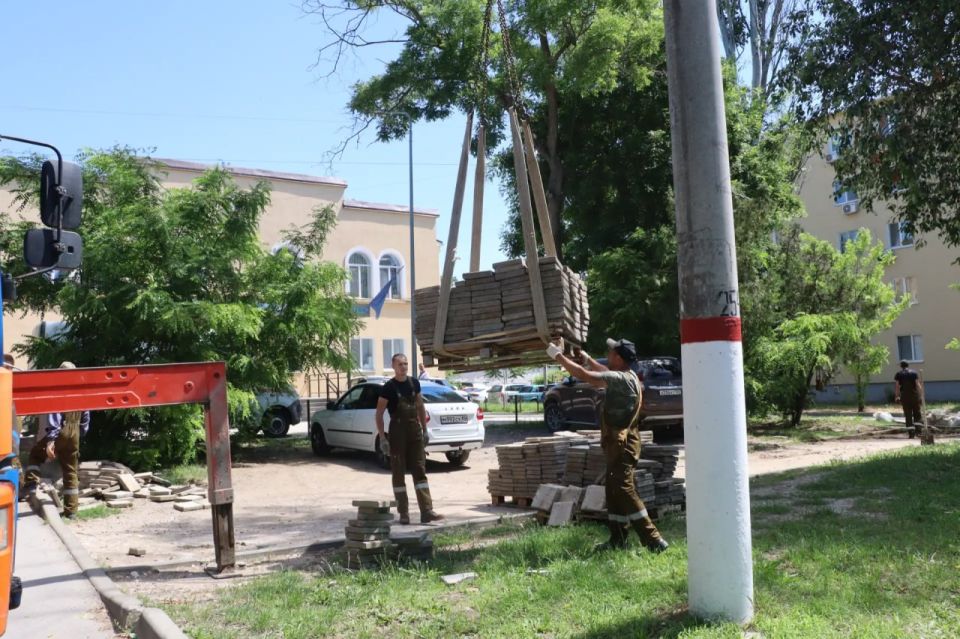 Иван Кошель: Сотрудники Службы городского хозяйства приступили к ремонту пешеходной дорожки вдоль ул. Еременко. Работы начаты по обращениям жителей — в первую очередь восстановим оживленный и один из самых опасных участков в... Иван Кошель: Сотрудники Службы городского хозяйства приступили к ремонту пешеходной дорожки вдоль ул. Еременко. Работы начаты по обращениям жителей — в первую очередь восстановим оживленный и один из самых опасных участков в...