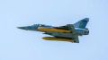 "Мощный" жест – Макрон пролетел на желто-синем истребителе над Парижем