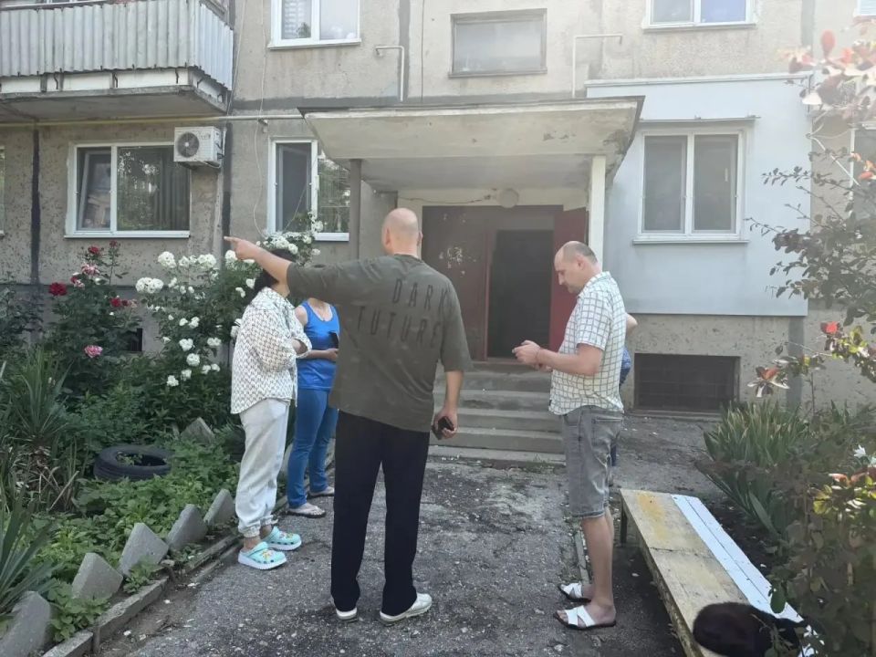 Иван Кошель: Встретился с жителями дома 31 по ул.Олега Кошевого. Вчера, после сильного ливня, прошло подтопление подъезда и нескольких квартир Иван Кошель: Встретился с жителями дома 31 по ул.Олега Кошевого. Вчера, после сильного ливня, прошло подтопление подъезда и нескольких квартир