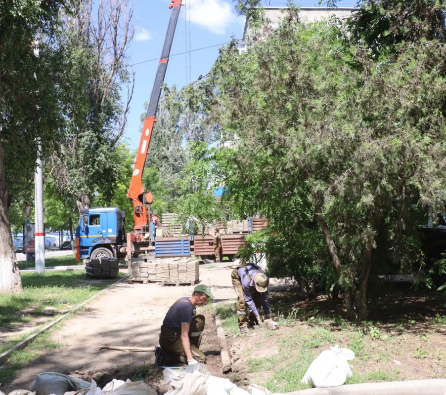 Иван Кошель: Сотрудники Службы городского хозяйства приступили к ремонту пешеходной дорожки вдоль ул. Еременко. Работы начаты по обращениям жителей — в первую очередь восстановим оживленный и один из самых опасных участков в... Иван Кошель: Сотрудники Службы городского хозяйства приступили к ремонту пешеходной дорожки вдоль ул. Еременко. Работы начаты по обращениям жителей — в первую очередь восстановим оживленный и один из самых опасных участков в...