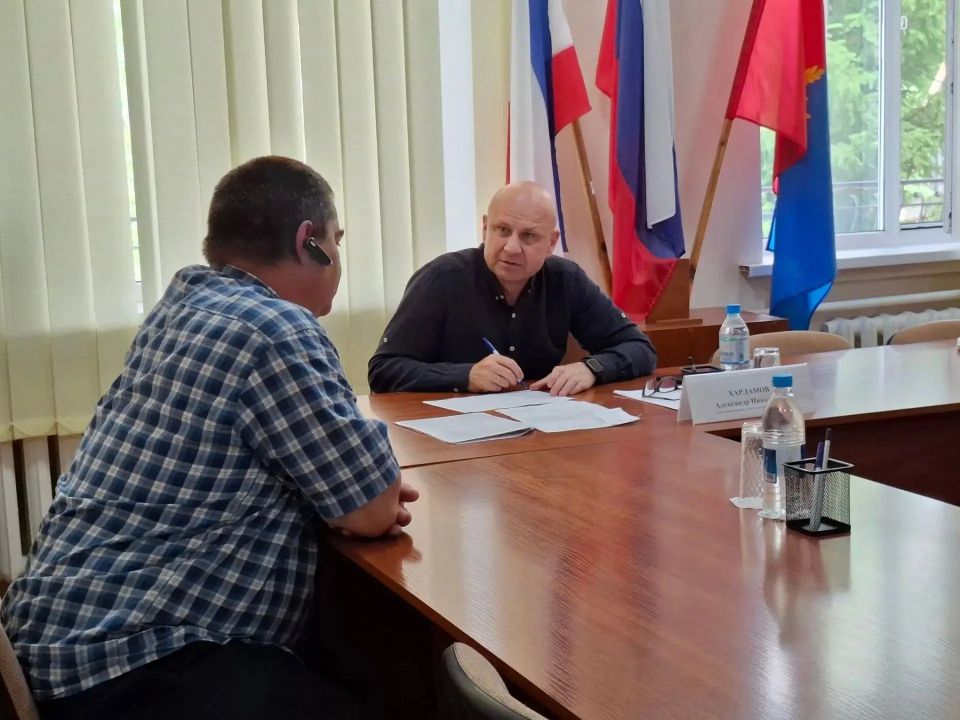 Глава администрации Советского района Александр Харламов провел очередной прием граждан, на котором совместно с заместителями администрации района Анатолием Геращенко и Людмилой Поповой рассмотрел обращения жителей Глава администрации Советского района Александр Харламов провел очередной прием граждан, на котором совместно с заместителями администрации района Анатолием Геращенко и Людмилой Поповой рассмотрел обращения жителей