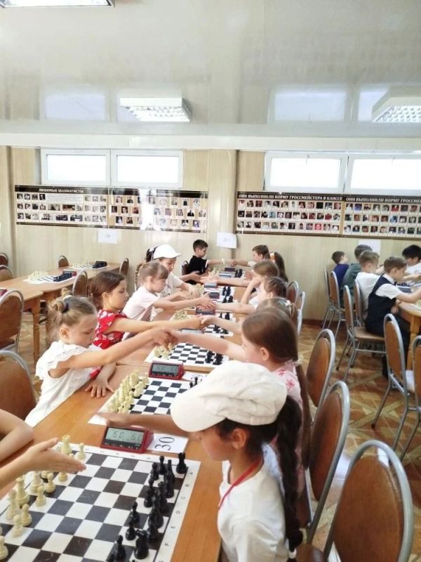 В тройке призёров. В Алуште в течение трех дней проходило первенство Республики Крым по «быстрым» шахматам и блицу среди шахматистов в возрасте от 9 до 19 лет В тройке призёров. В Алуште в течение трех дней проходило первенство Республики Крым по «быстрым» шахматам и блицу среди шахматистов в возрасте от 9 до 19 лет