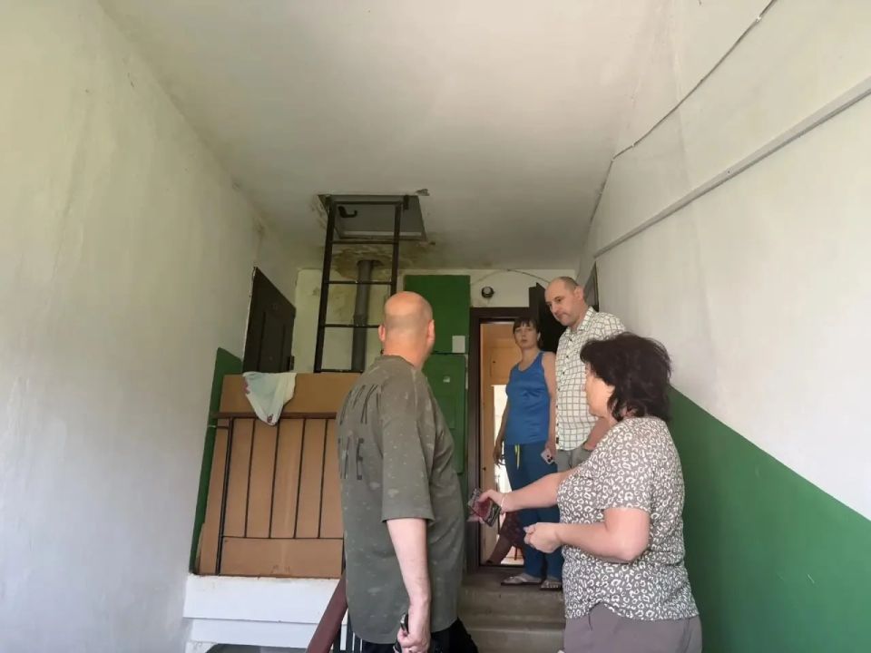 Иван Кошель: Встретился с жителями дома 31 по ул.Олега Кошевого. Вчера, после сильного ливня, прошло подтопление подъезда и нескольких квартир Иван Кошель: Встретился с жителями дома 31 по ул.Олега Кошевого. Вчера, после сильного ливня, прошло подтопление подъезда и нескольких квартир