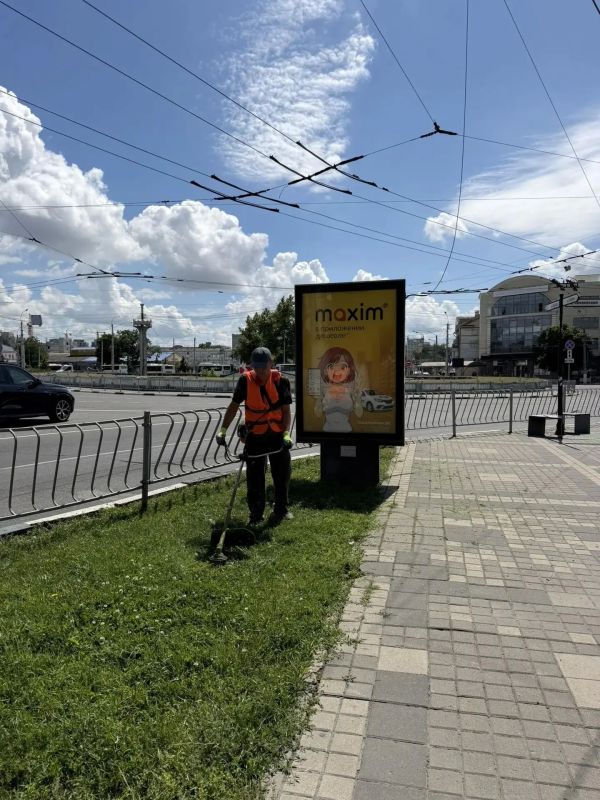 В крымской столице продолжается покос травы В крымской столице продолжается покос травы