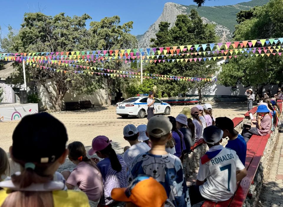 Сотрудники Госавтоинспекции Севастополя провели интерактивный практикум дорожной безопасности в детском оздоровительном лагере «Ласпи» Сотрудники Госавтоинспекции Севастополя провели интерактивный практикум дорожной безопасности в детском оздоровительном лагере «Ласпи»